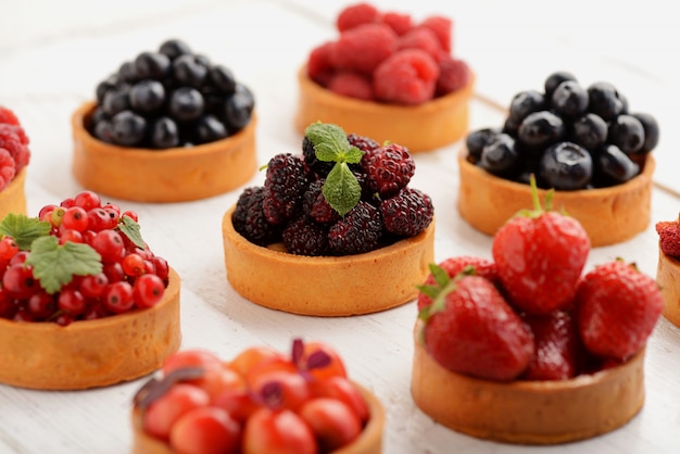 Tartlets desserts met fruit en bessen, assorti assortiment.