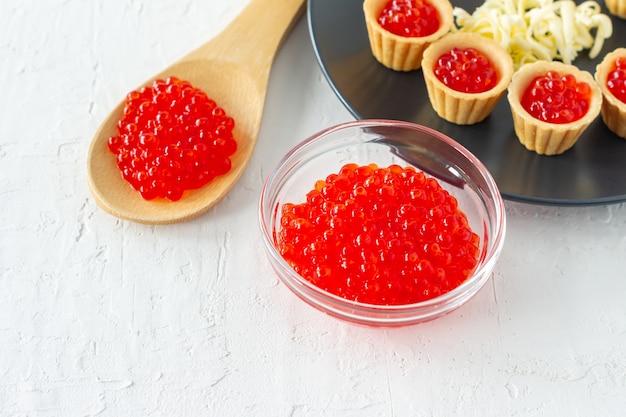 Tartlets met boter en rode kaviaar. Gastronomisch eten, voorgerecht. Delicatessenzaak. Zeevruchten.