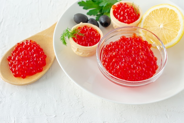 Tartlets met boter en rode kaviaar. Gastronomisch eten, voorgerecht. Delicatessenzaak. Zeevruchten.