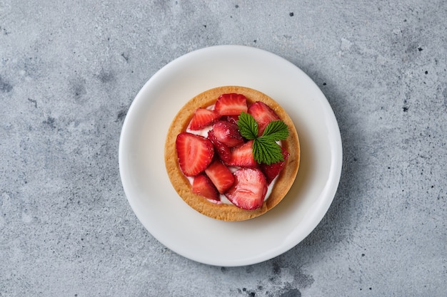 Tartlets met karamel, bessen en roomkaas. Een mooi en heerlijk dessert.