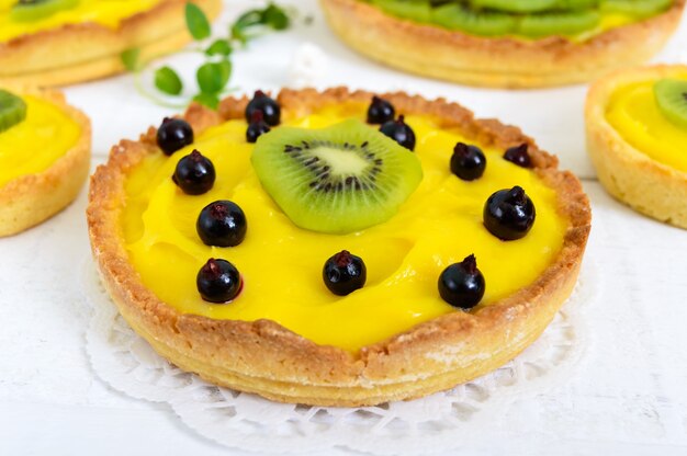 Tartlets, tartas from custard, kiwi and black currant