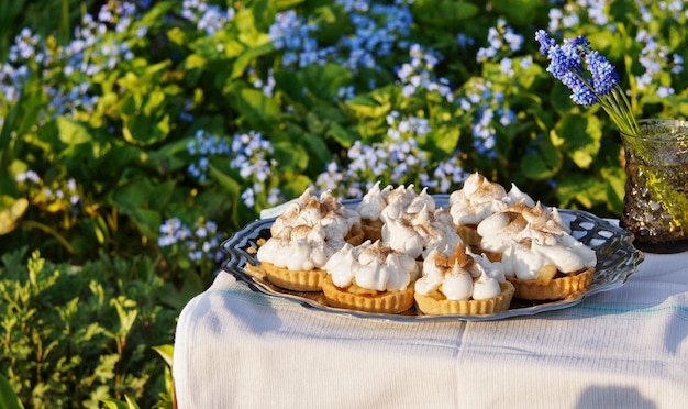 Tartlets with apples and meringue cream