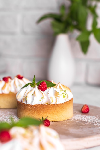 Tartlets with lemon curd and merengue