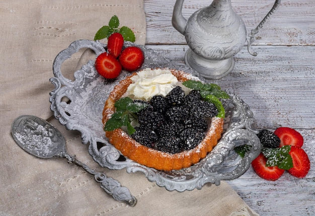 Tartlets with strawberries and blackberries