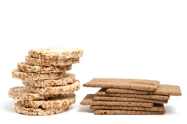 Tarwe- en roggebrood op een witte achtergrond, een populair product is heerlijk en gezond eten