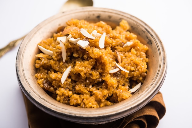 Tarwe Laapsi of Lapsi of Shira of Halwa is een Indiase zoete schotel gemaakt van gebroken tarwe of Daliya stukjes en ghee samen met noten, rozijnen en gedroogde vruchten