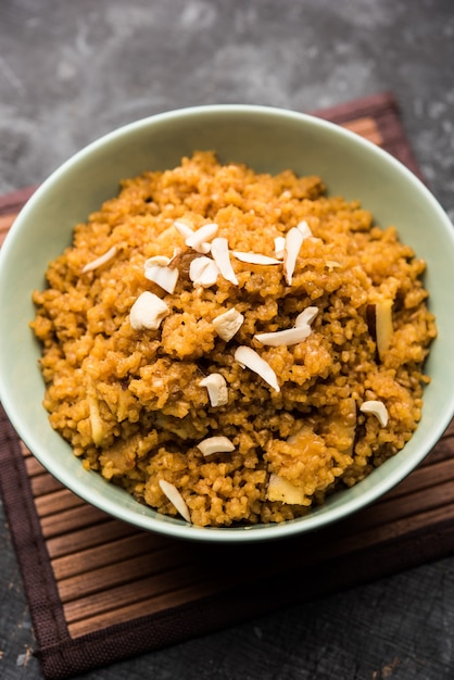 Tarwe Laapsi of Lapsi of Shira of Halwa is een Indiase zoete schotel gemaakt van gebroken tarwe of Daliya stukjes en ghee samen met noten, rozijnen en gedroogde vruchten