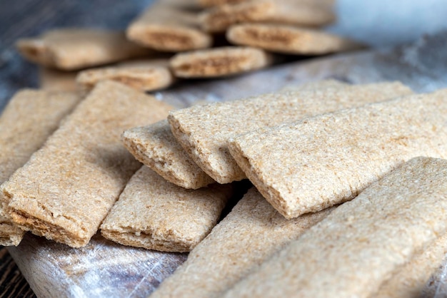 Tarwe lange koekjes gevuld met gepureerde verschillende fruitkoekjes met fruitvulling op tafel met bloem