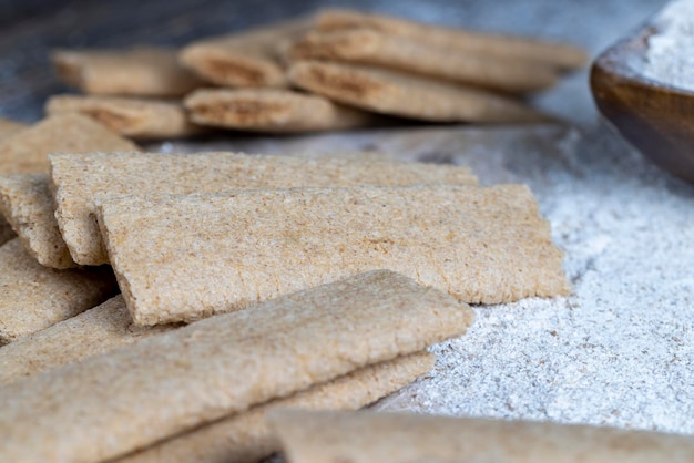 Tarwe lange koekjes gevuld met gepureerde verschillende fruitkoekjes met fruitvulling op tafel met bloem