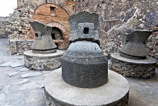 Foto tarwe molenstenen in een oude bakkerij in pompeji