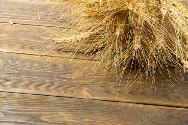 Tarwe oren op de houten tafel