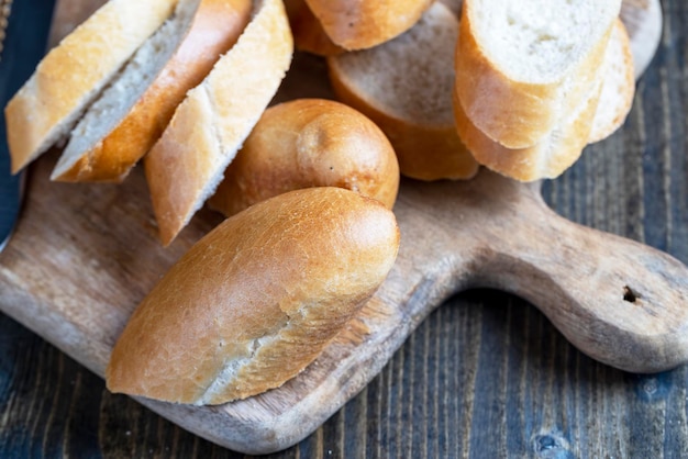 Tarwe stokbrood in stukjes gesneden op een snijplank