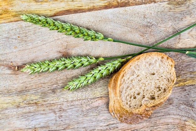 Tarwebrood in gelijke stukken gesneden