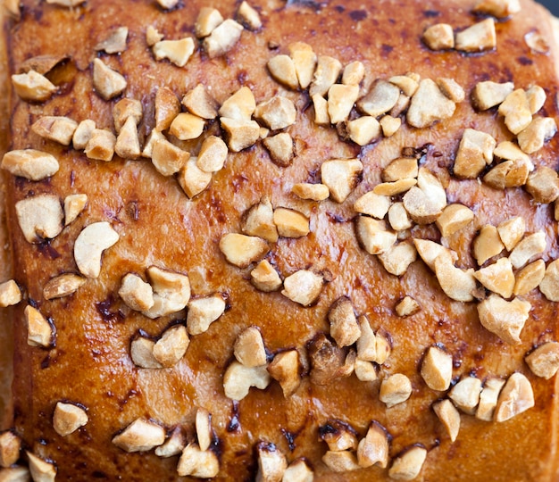 Tarwebroodje met pinda op een houten tafel