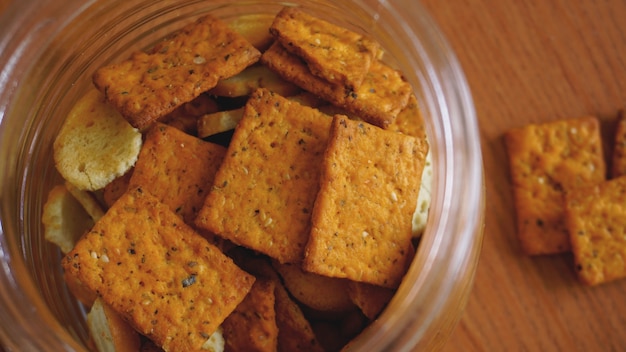 Tarwecracker in een glazen pot op houten tafel. Het concept van keuken en eten