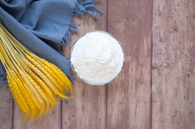 Tarwemeel en aartjes op tafel met kopieerruimte