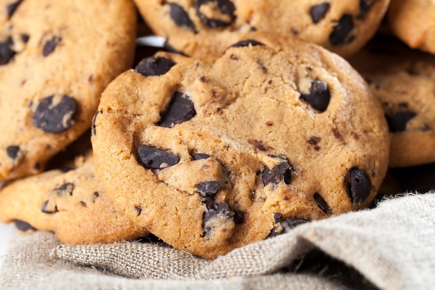 Tarwemeelkoekjes en grote stukken zoete chocolade bij elkaar