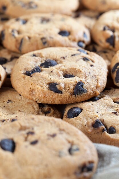 Tarwemeelkoekjes en grote stukken zoete chocolade samen, koekjes met chocoladestukjes in close-up,