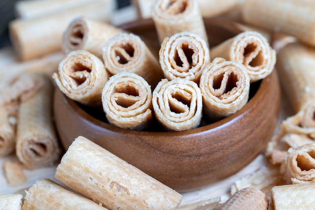 Tarwewafels gedraaid tijdens dessertbereiding dessert van tarwewafels bestrooid met witte poedersuiker