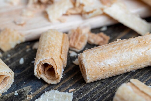 Tarwewafels gedraaid tijdens dessertbereiding