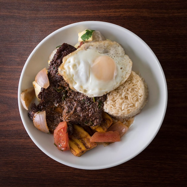 Tarwi con carne, plato tipico del peru.