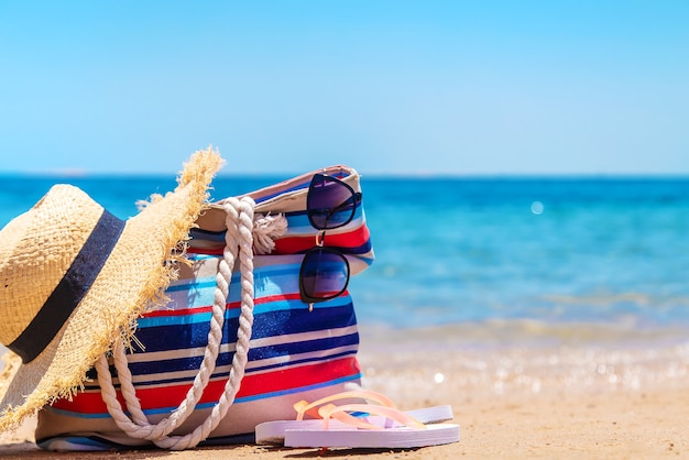 Tas en dingen om te ontspannen op het zeestrand. selectieve aandacht. natuur.