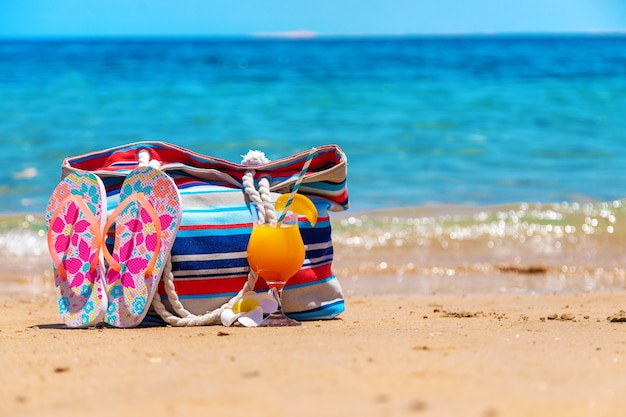 Tas en dingen om te ontspannen op het zeestrand. Selectieve aandacht. Natuur.