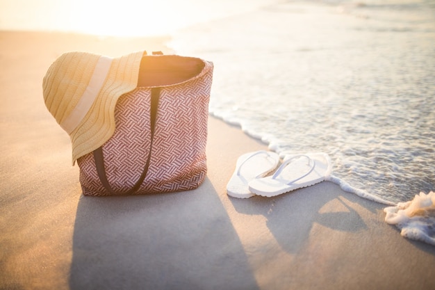 Tas met zonnehoed en flip-flop