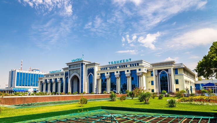 タシュケント ウズベキスタン 2016年8月12日 タシュケント鉄道駅の景色 ウズベキスタン国内のすべての鉄道は国有株式会社によって運営されています
