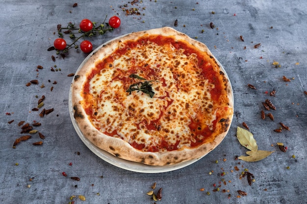 Pizza da cucinare con basilico