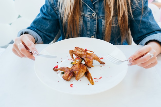 Foto ristorante degustazione deliziosa quaglia alla griglia