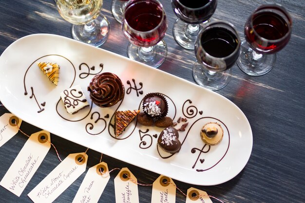 Foto degustazione di vino e pasticcini al cioccolato.