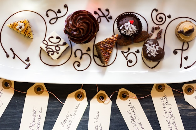 Foto degustazione di vino e pasticcini al cioccolato.