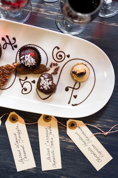 Foto degustazione di vino e pasticcini al cioccolato.