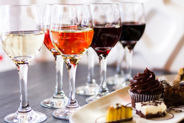 Degustazione di vino e pasticcini al cioccolato.