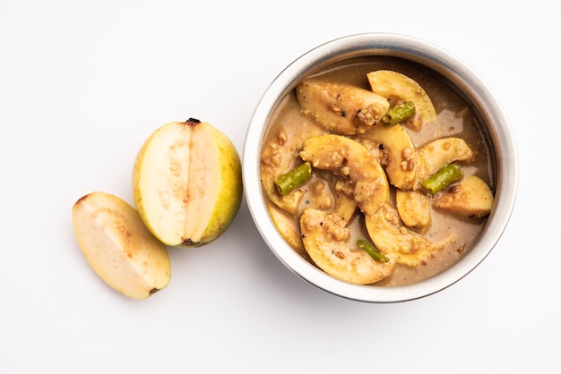 Вкусный амруд ка ачар или маринованный огурчик из гуавы, также известный как джамакая пачади, - это сезонный индийский рецепт, который подается в миске.