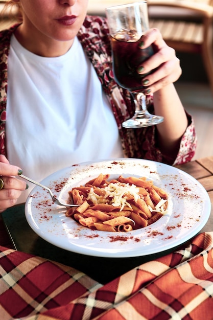 おいしいソースでおいしい食欲をそそる古典的なイタリアンパスタ