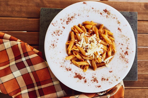 おいしいソースでおいしい食欲をそそる古典的なイタリアンパスタ