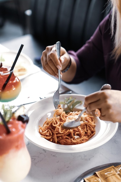 おいしいソースでおいしい食欲をそそる古典的なイタリアンパスタ