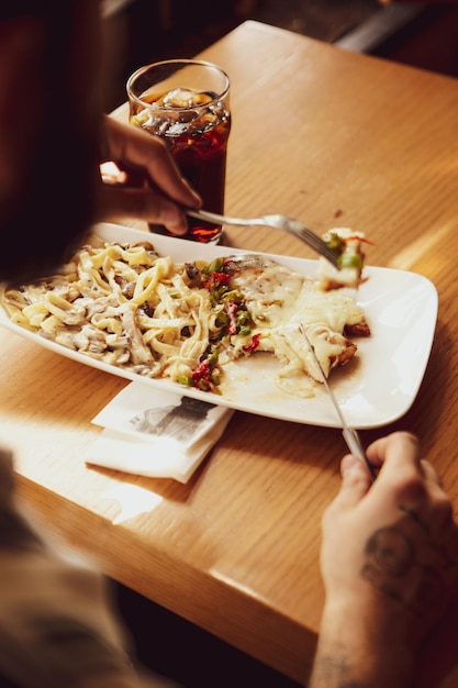 맛있는 소스와 함께 맛있는 식욕을 돋우는 정통 이탈리안 파스타