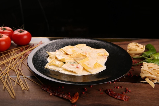 맛있는 소스와 함께 맛있는 식욕을 돋우는 정통 이탈리안 파스타.