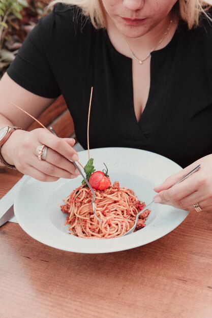 おいしいソースでおいしい食欲をそそる古典的なイタリアンパスタ