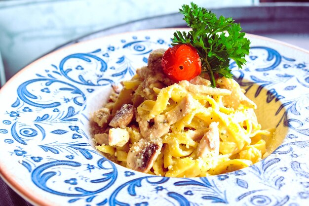 Pasta italiana classica saporita e appetitosa con una salsa deliziosa