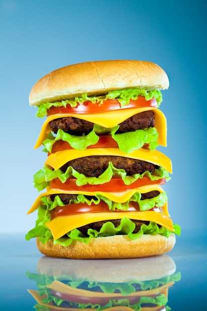 青い背景においしくて食欲をそそるハンバーガー