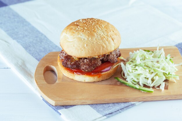 맛있고 식욕을 돋우는 햄버거