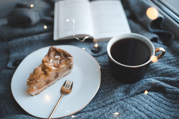 紅茶のカップと白いプレート上のおいしいアップルパイ