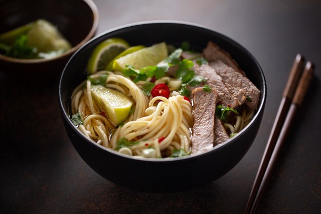 Photo tasty asian classic soup with noodles and meat