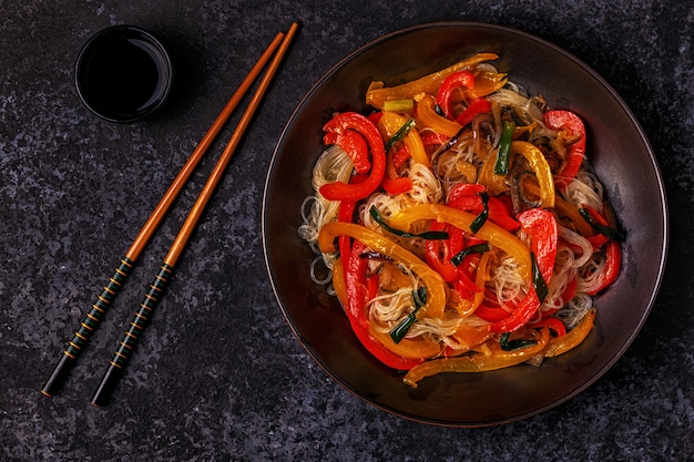 사진 접시에 야채와 함께 맛있는 아시아 국수