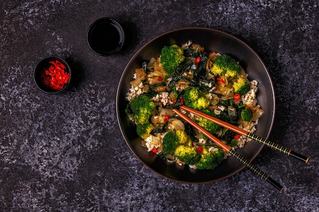 Foto gustoso wok asiatico con broccoli