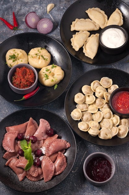 Gustosi gnocchi assortiti con manti di carne di ciliegie la vista dall'alto